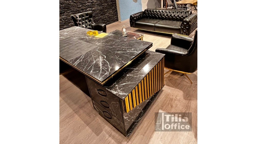 Gold lüks yönetici masa takımı, siyah mermer desenli tablası ve altın rengi dikey çıtalı panelleri ile ofis ortamında dönerli Chester ikili ve tekli koltuklar ile sergileniyor.